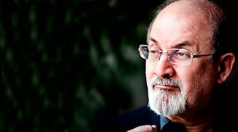 El autor es perseguido desde la publicación de su libro "Los versos satánicos"