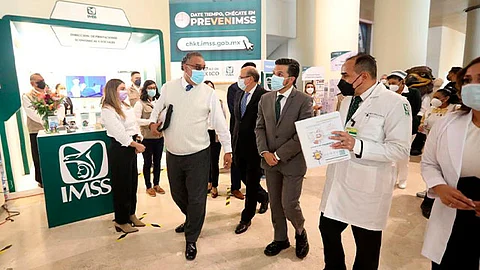 El director general del Instituto, Zoé Robledo, señaló que se debe lograr que los servicios de salud tengan un enfoque preventivo y no sólo curativo