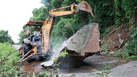 Retiran 22 derrumbes en Chinicuila y Coalcomán tras sismo