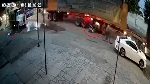 El trágico percance fue grabado por una cámara de seguridad