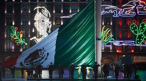 19-S: Encabeza AMLO izamiento de bandera a media asta en memoria de víctimas