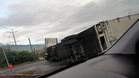 Tráiler vuelca sobre el libramiento norte de Morelia