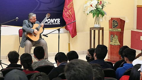 Edwuin Guevara Gutiérrez es guitarrista, compositor, arreglista y director