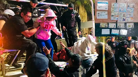 Rescatan a 23 migrantes y detienen a traficantes de personas en Estado de México