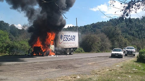 Apegada a derecho, detención de supuestos egresados normalistas que incendiaban coche: Segob
