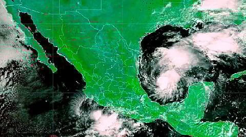 Karl intensifica fuerza de vientos frente a costa de Veracruz; mantienen zona de vigilancia