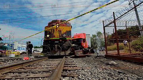 Sin lesionados ni muertos, tras choque de tráiler y tren en Morelia