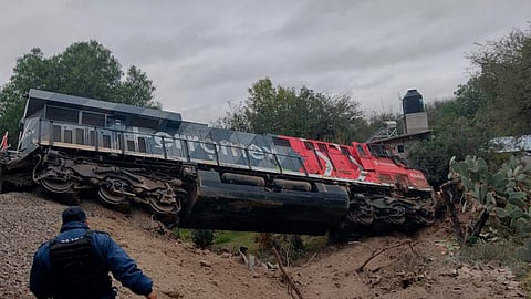 Tráiler intenta ganar el paso a tren y provoca descarrilamiento, en Edomex