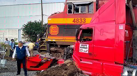 Se impactan tráiler y tren en vías del periférico de Morelia