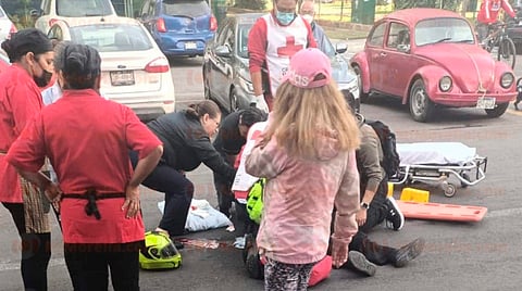 Motociclista atropella a peatón en Morelia; ambos quedan heridos