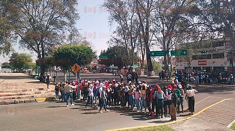 Presuntos normalistas retienen camiones y bloquean en Morelia