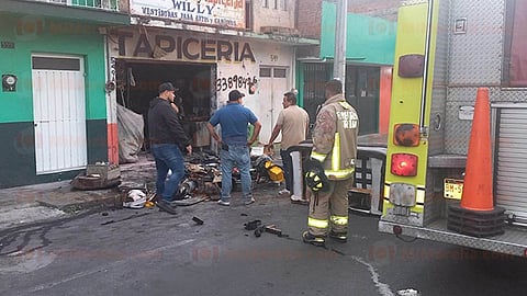 Arde negocio de tapicería en la colonia Vasco de Quiroga, en Morelia