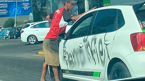 Le restriegan supuesta infidelidad en su coche a moreliano