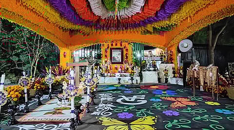 Manos michoacanas, detrás del altar a Vicente Fernández en el Rancho Los Tres Potrillos