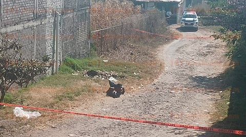 Hallan cuerpo descuartizado y embolsado en camino de terracería en Morelia