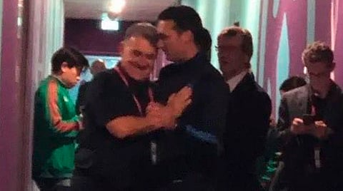 Captan a Tata Martino felicitando a Scaloni y mexicanos se le van encima