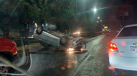 Sólo daños materiales, tras volcadura en libramiento de Morelia