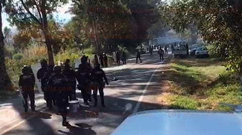 Zafarrancho en Chilchota; manifestantes se enfrentan a policías por normalistas detenidos