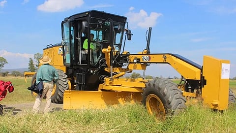 Con la recepción de la maquinaria Moto Conformadora, arranca el proyecto para recuperar los caminos y brechas que se encuentran deteriorados en los campos tarimbarenses