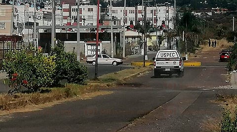 Los homicidas le colocaron un mensaje escrito en una cartulina