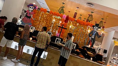 Captan a turistas "robándose" comida de altar de muertos