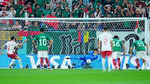Memo Ochoa ataja penal y evita caída de la Selección Mexicana