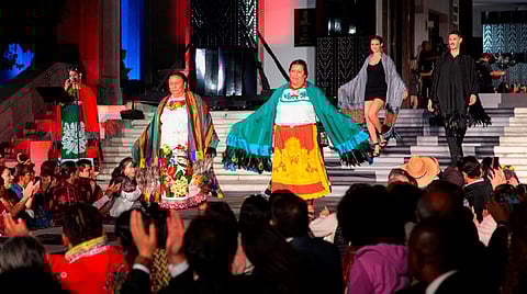 Realizan pasarela de textiles indígenas contra el plagio de grandes marcas