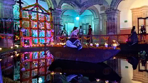 Poder Judicial inaugura réplica del Lago de Pátzcuaro en hermoso altar de muertos