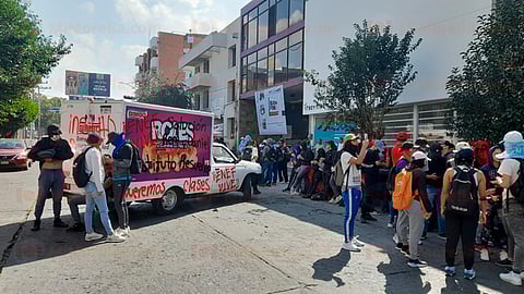 Alumnos de la ENEF se manifiestan; piden tomar clases