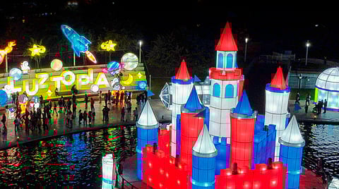 Llega festival de luces con castillo en medio de lago a 2 horas de Morelia