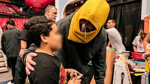 Sorprende Bad Bunny con regalos que dio a niños de escasos recursos