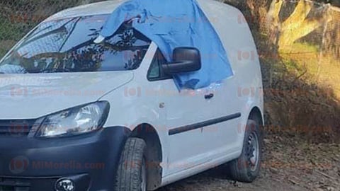 Hallan a conductor de camioneta asesinado a tiros en carretera de Michoacán