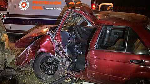 Joven queda prensado al chocar contra un árbol, en Tangancícuaro