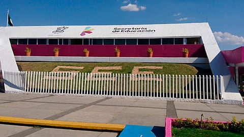 Una mujer continuará al frente de la SEE, adelanta gobernador