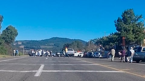 Bloquean tramo carretero Pátzcuaro-Opopeo por desaparición de una persona
