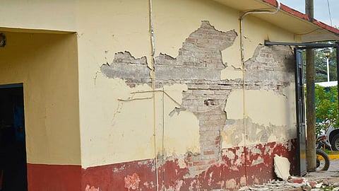 Gobierno estatal y federal atienden más de 900 escuelas afectadas por sismo