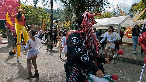 Familias disfrutan del espectáculo de Pasacalles antes de despedir el 2022