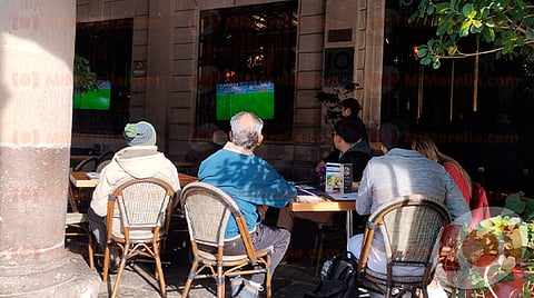 Domingo futbolero con cielo mayormente nublado, en Morelia