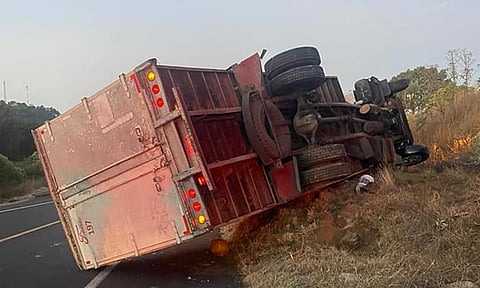 Vuelca camión sobre la Pátzcuaro - Uruapan, Michoacán