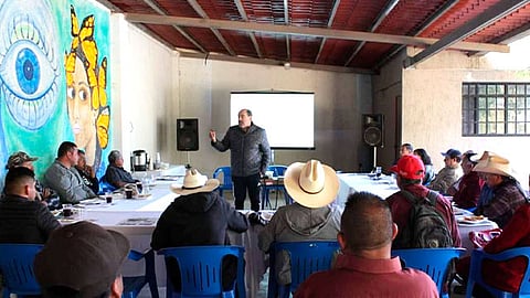 David Melgoza mantuvo reunión con ejidatarios de Tangancícuaro