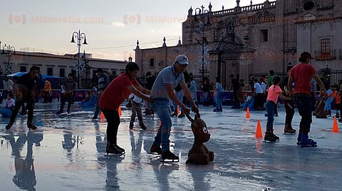 Pista de hielo en plaza Melchor Ocampo cerrará con asistencia de 31 mil usuarios
