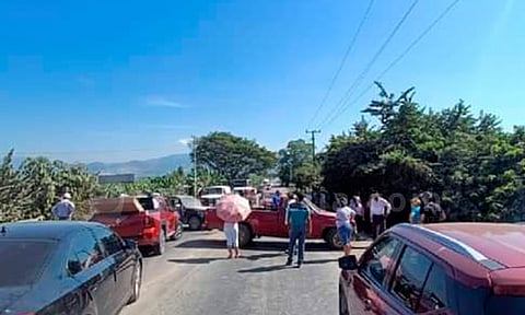 Bloquearán carretera en Coahuayana hasta hallar a abogado y líder comunal