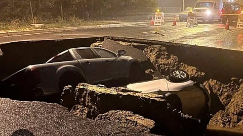 También pasa en EU; socavón se "traga" 2 autos en carretera de Los Ángeles