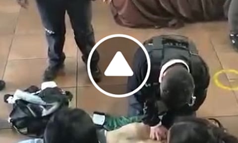 VIDEO: Policía de Morelia "resucita" a adulto en mercado
