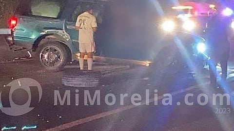 Camioneta evade moto en sentido contrario y vuelca; hay un muerto