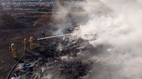 Continúan trabajos para sofocar incendio en depósito de llantas en Tarímbaro
