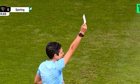 Tarjeta blanca hace su aparición en el futbol