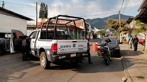 A punta de pistola despojan a familia de su camioneta; disparan para asustarlos