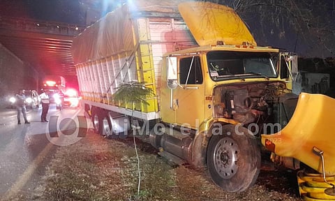 Camión torton choca contra árbol en calzada La Huerta, en Morelia
