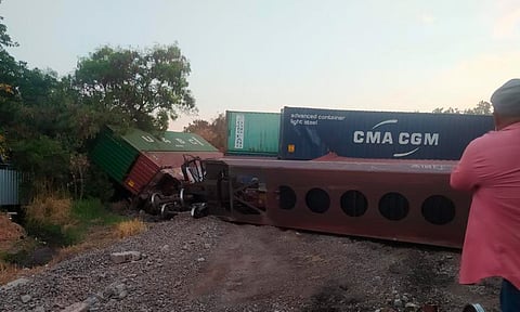 Intenta ganarle al tren y descarrila vagones en Nueva Italia, Michoacán